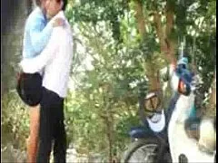 คลิปหลุดทางบ้าน แอบถ่ายหนุ่มสาวขี้เงี่ยนจอดรถเย็ดกันริมทาง ยืนถกกระโปงกระเด้าเย็ดสดกันมันเลย